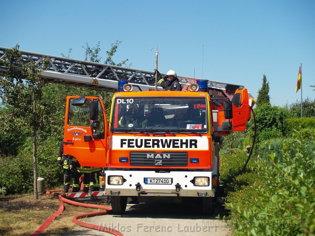 Gartenlaube in Vollbrand Koeln Poll Im Gremberger Waeldchen P232.JPG